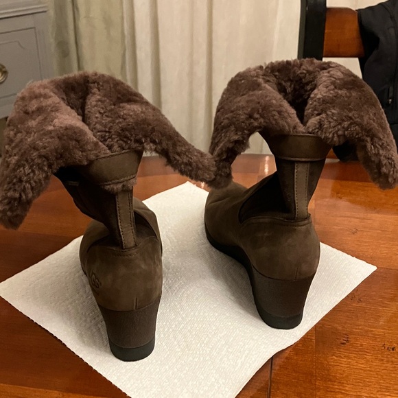 UGG Dark Brown Shearling-Lined Boots. Wedge heel.Size 7. Wear high or roll down! - Picture 11 of 13